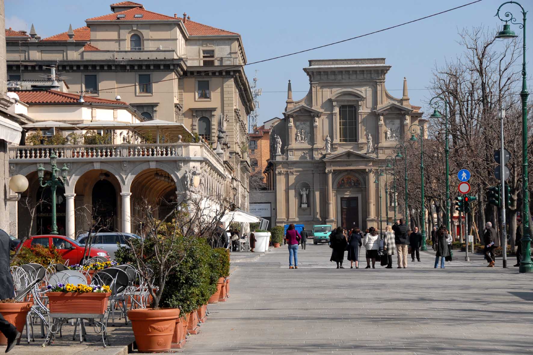 Liberalizzazione negozi: la Politica / la Regione Lombardia / Noi cittadini  dobbiamo impedire che i grandi capitali ledano la qualità della nostra vita