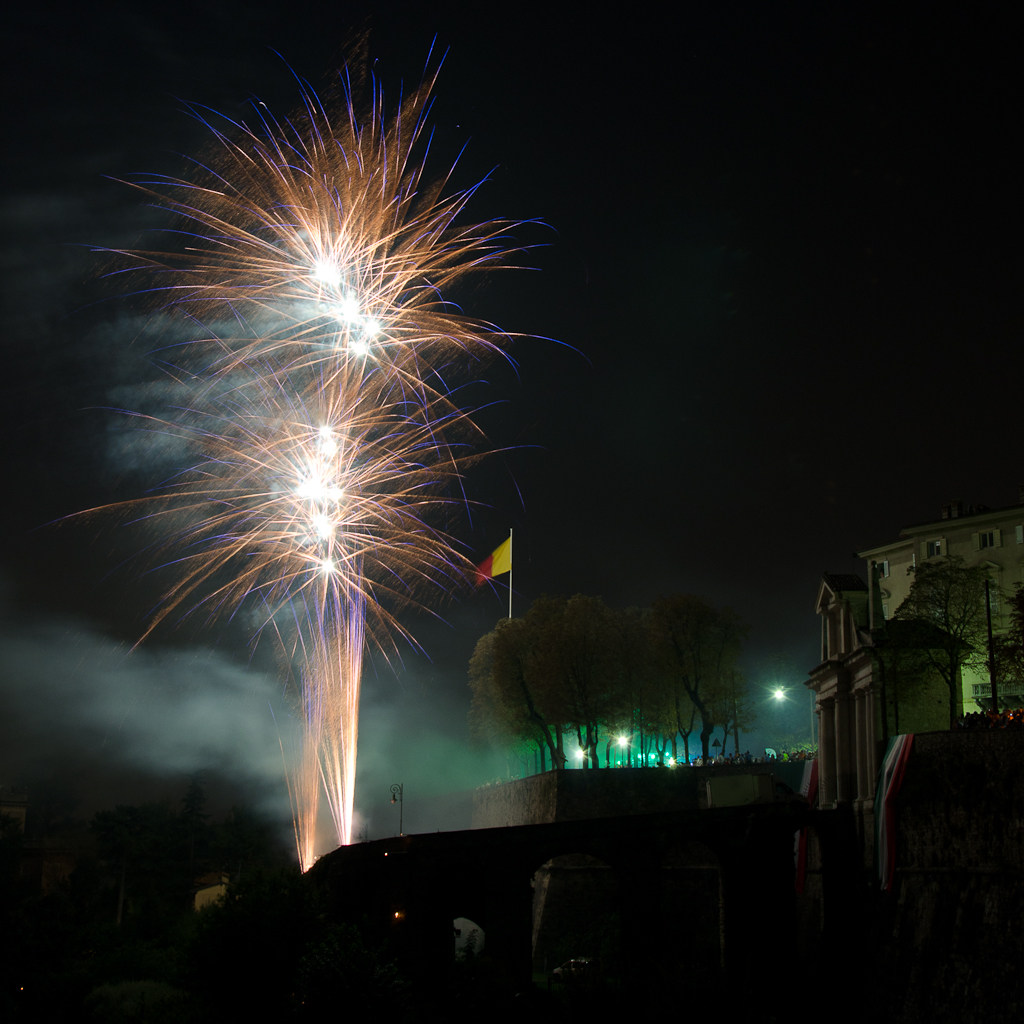 Fuochi d’artificio in onore degli Alpini