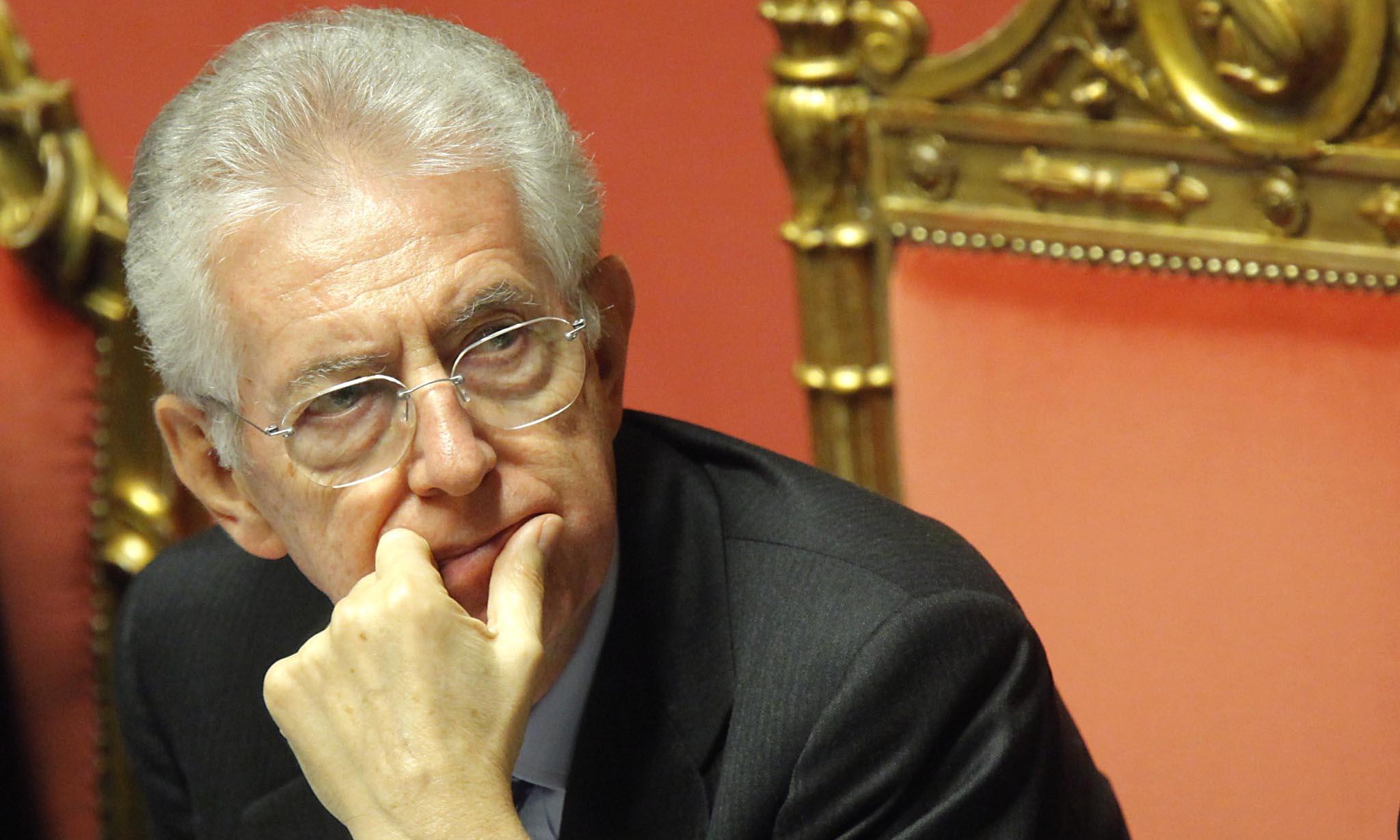 Giuramento degli allievi della Gdf: Monti applaudito dalla folla e contestato da Lega e da Paci Paciana