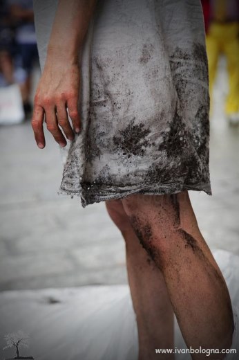 Anti#Gone spettacolo di strada in Piazza Vecchia