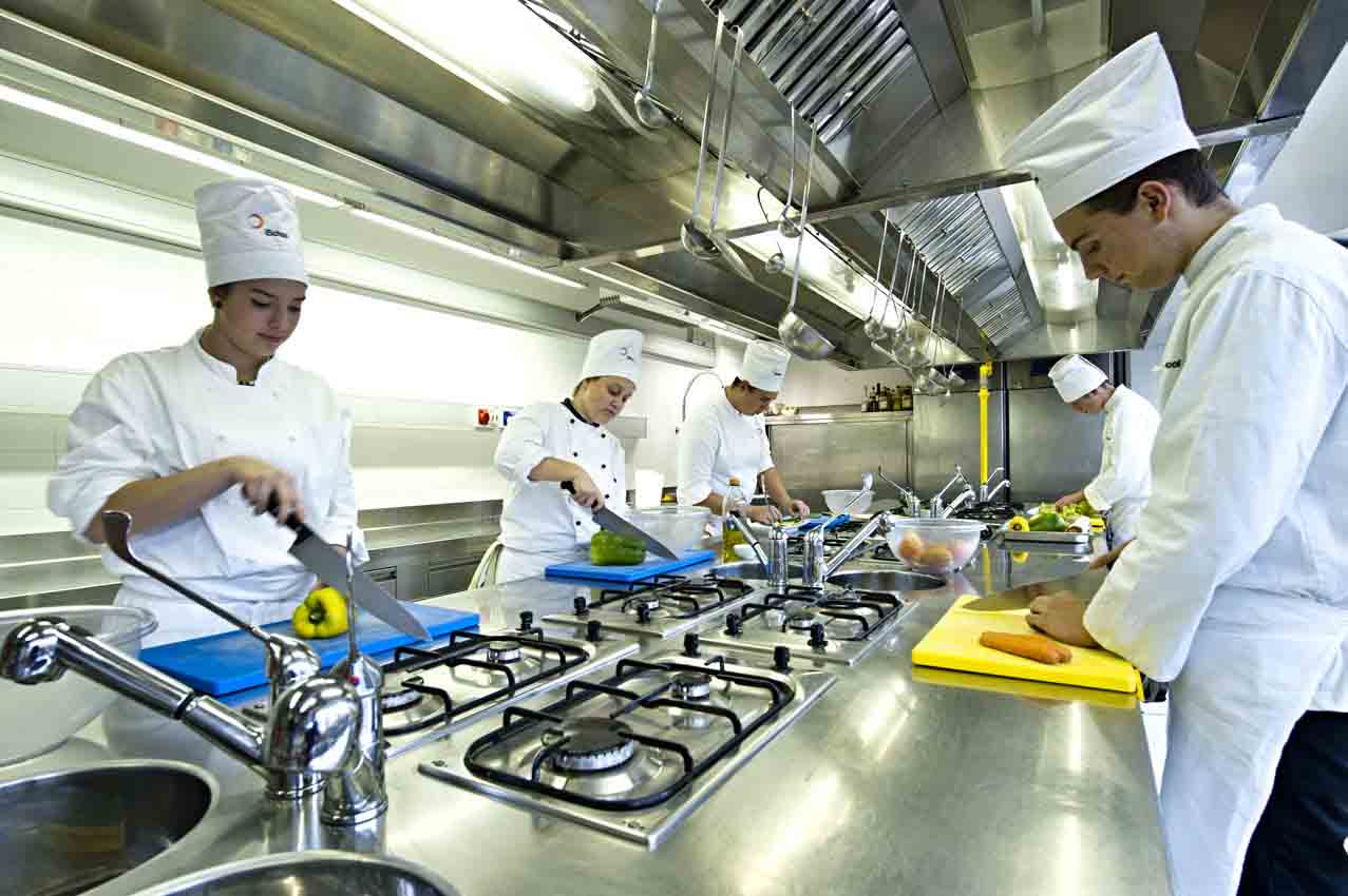 Gli studenti di iSchool alla cena di beneficienza che vede insieme il meglio della ristorazione orobica