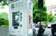 Distributore automatico sul Sentierone. Non di snack ma di libri