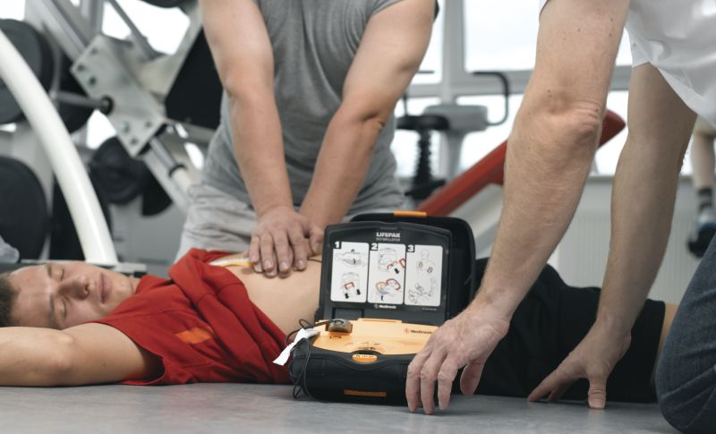 Infarto, salvato con defibrillatore da un «avversario»