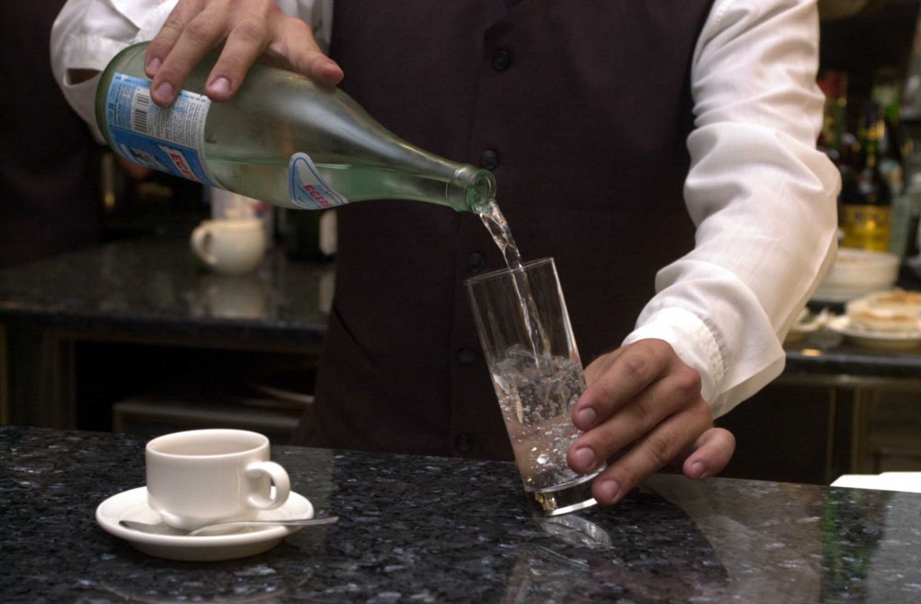 «Un bicchiere d’acqua? 5 euro». Famiglia indignata lascia il bar