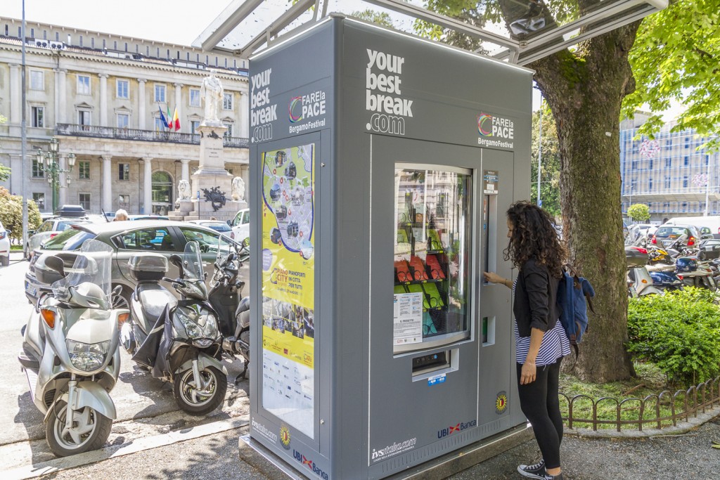 Distributore sul Sentierone: arte al posto di snack e bevande