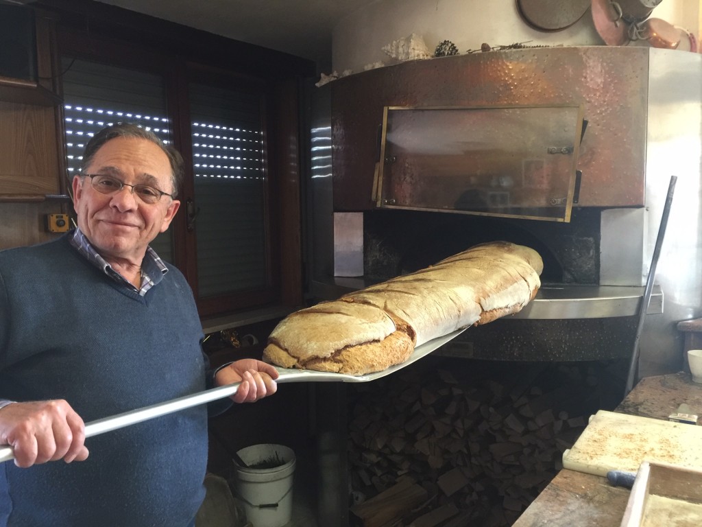 A Creattiva spunta un pane gigantesco di 18 chili e va a ruba