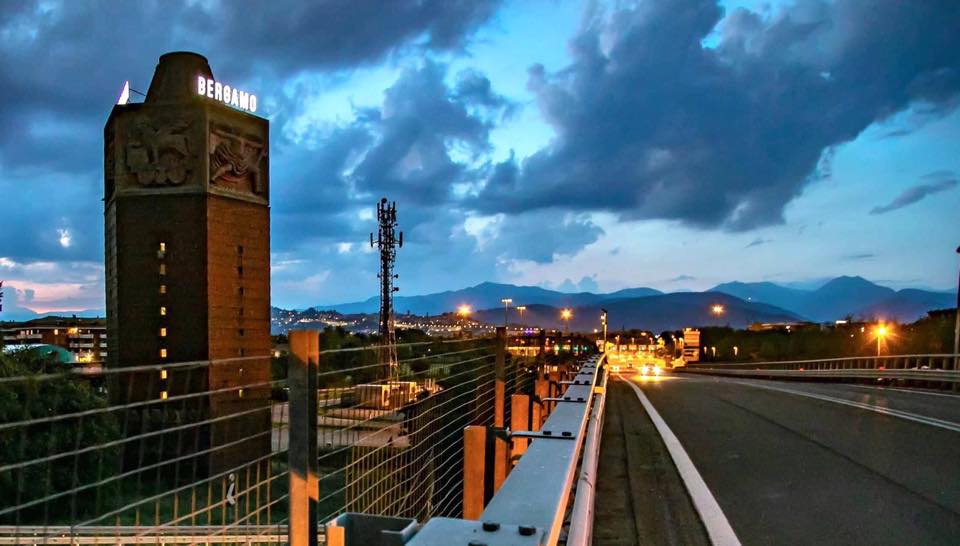 La scritta Bergamo si è riaccesa sulla Torre Dei Venti