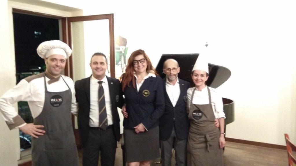 Tè, Champagne e finger food: serata raffinata dei sommelier Ais al One Restaurant di Bergamo.