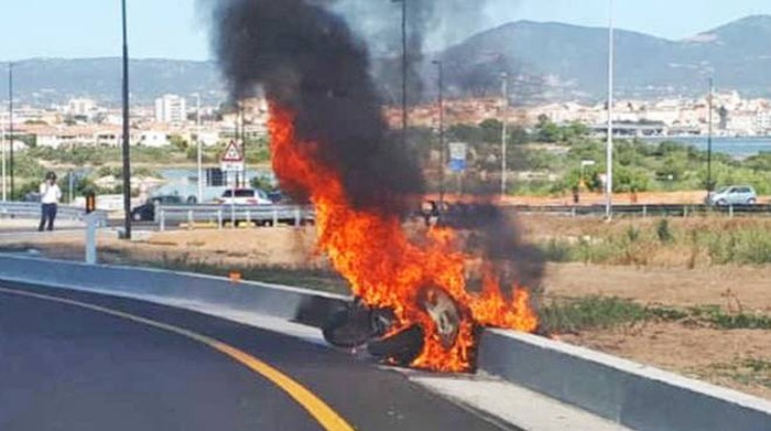 Lo scooter di Gori prende fuoco. Tanta paura ma nessuna ferita