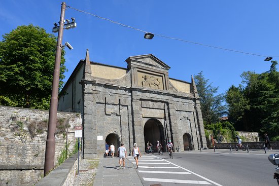 Porta S. Agostino senza barriere. Nuovi marciapiedi e scivolo