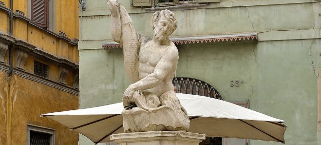 Ok la Fontana del Delfino restaurata, «ma senza auto e moto»