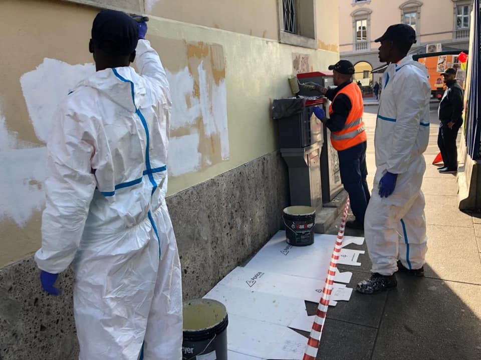 Scritte contro Salvini a S. Lucia cancellate dai giovani migranti