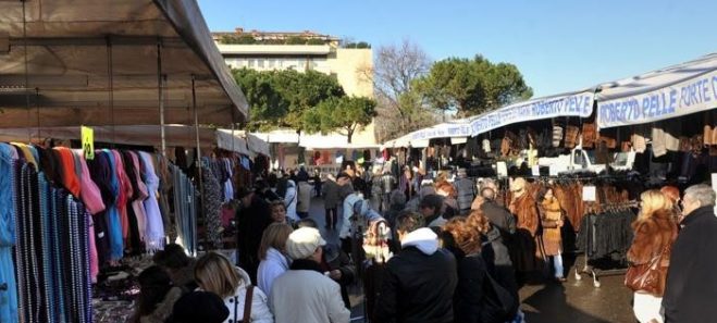 Il mercato su piazza degli Alpini da lunedì 25 novembre