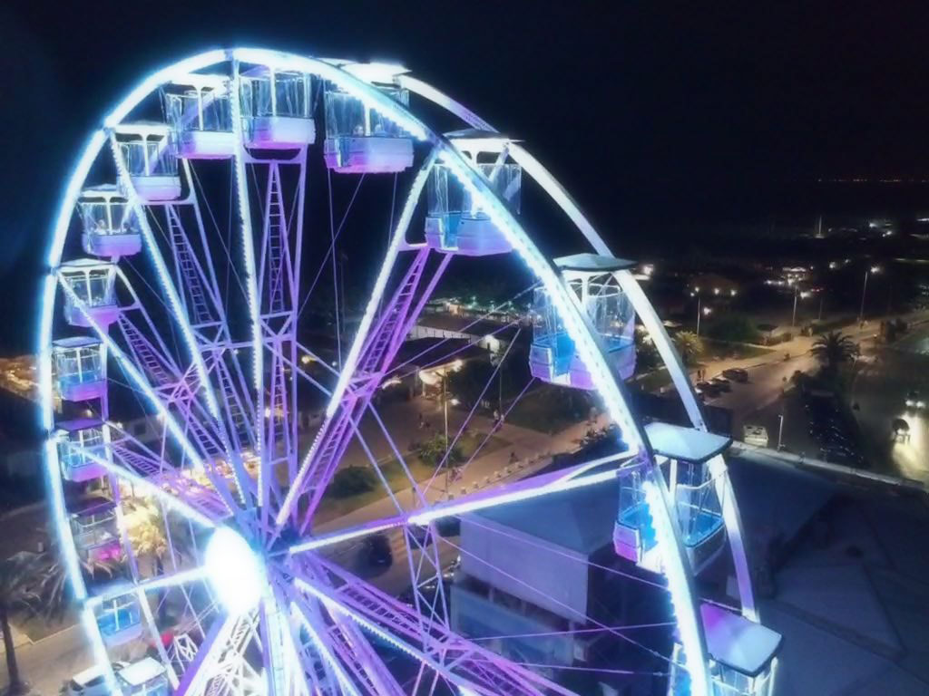 Ruota panoramica, partiti i lavori. C’è la cabina vip