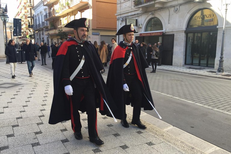 Carabinieri in alta uniforme nel centro storico di Bergamo
