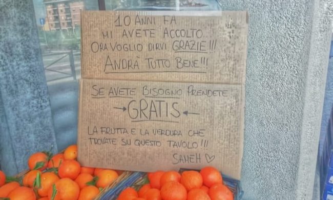 Frutta e verdura gratis a chi ha bisogno: il grazie dell'egiziano