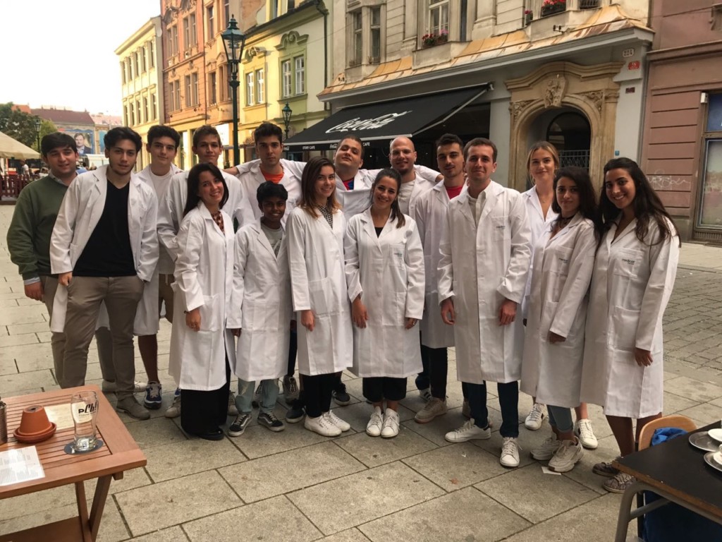 Gli aspiranti medici al lavoro per il test di medicina