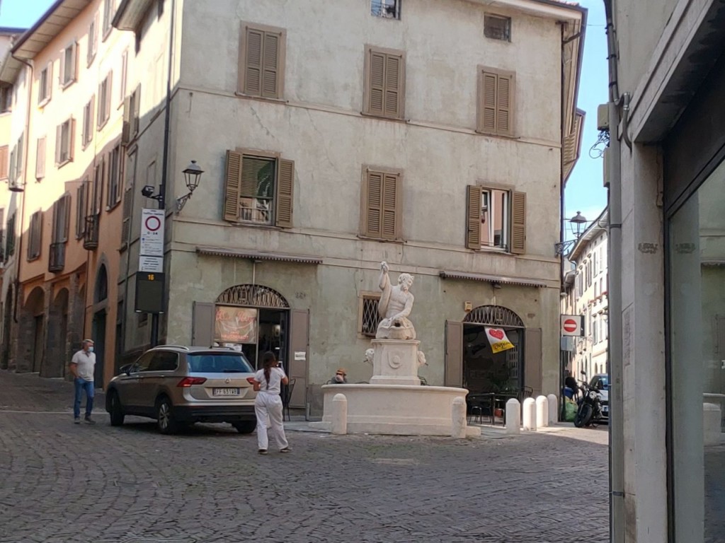 La Fontana del Delfino in via Pignolo è stata restaurata