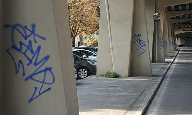 Graffiti sui piloni del viadotto rimessi a nuovo