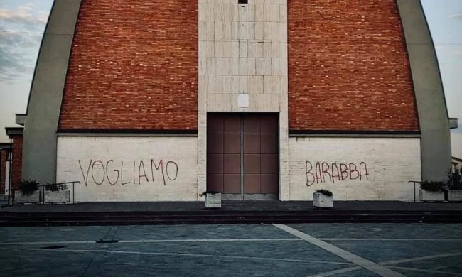 Lurano, chiesa vandalizzata con scritta «Vogliamo Barabba»