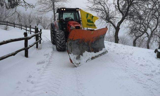 Anche i trattori di Coldiretti in campo per spazzare la neve