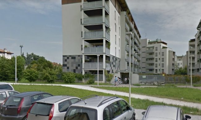 Poliziotti e ladri “imprigionati” in un giardino