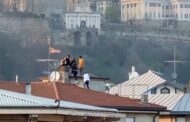 Quegli otto giovani sul tetto di una casa senza mascherina