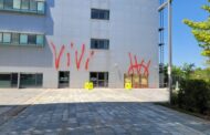 Scritte no vax sul centro vaccinale del Papa Giovanni