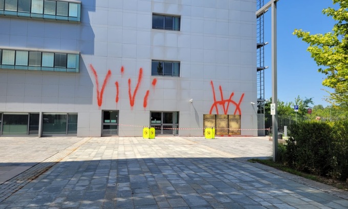 Scritte no vax sul centro vaccinale del Papa Giovanni