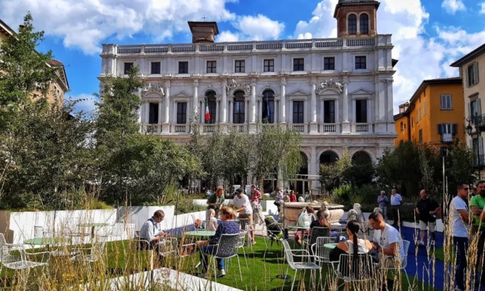 Piazza Vecchia si è popolata di piante