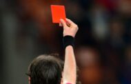 Dà un pugno all'arbitro che ha espulso suo figlio