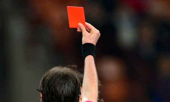 Dà un pugno all'arbitro che ha espulso suo figlio