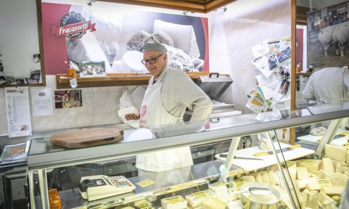 Chiude la macelleria Fracassetti in Città Alta