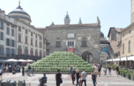 Una piramide di piante in piazza Vecchia a settembre