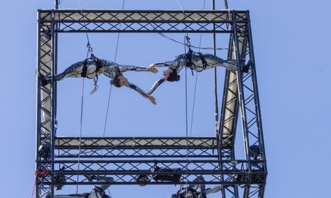 Un palco sospeso e una città 