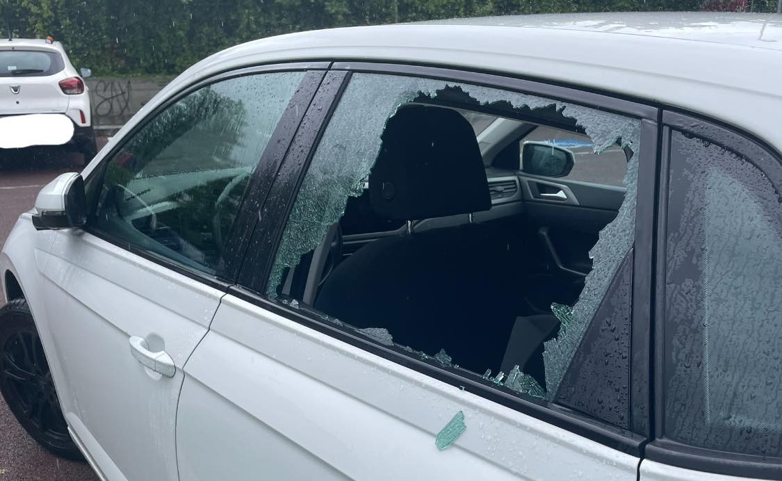 Vetro dell'auto sfondato e furto vicino al Polaresco
