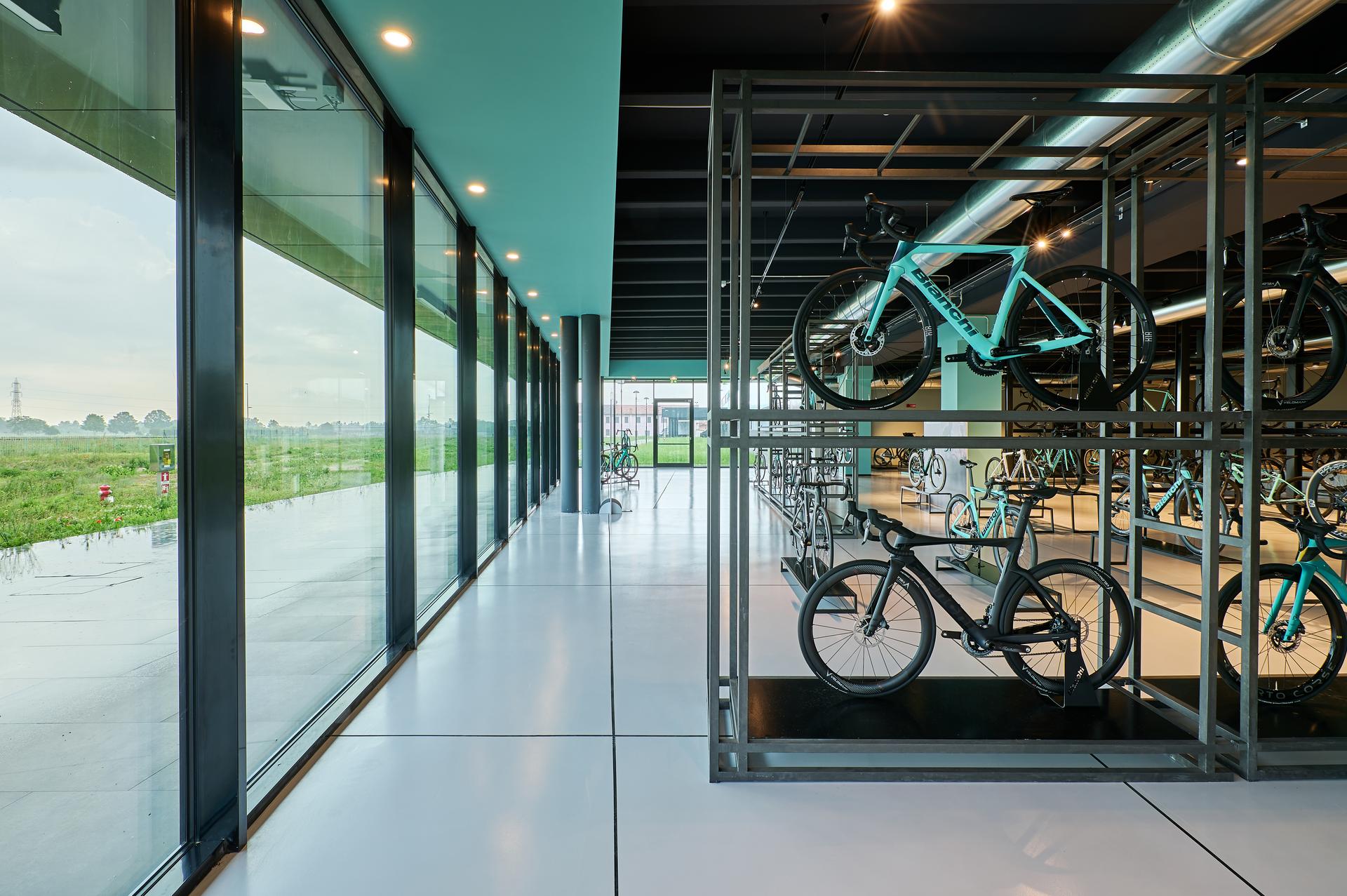Bianchi inaugura la nuova fabbrica (all'avanguardia)