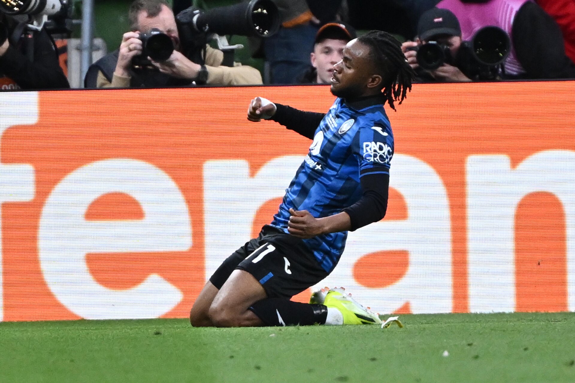 Per Lookman problemi al ginocchio