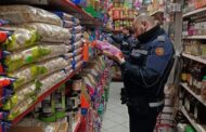 Merce scaduta, ammuffita e contenente insetti a Romano