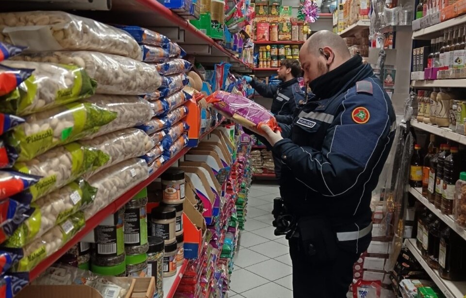 Merce scaduta, ammuffita e contenente insetti a Romano