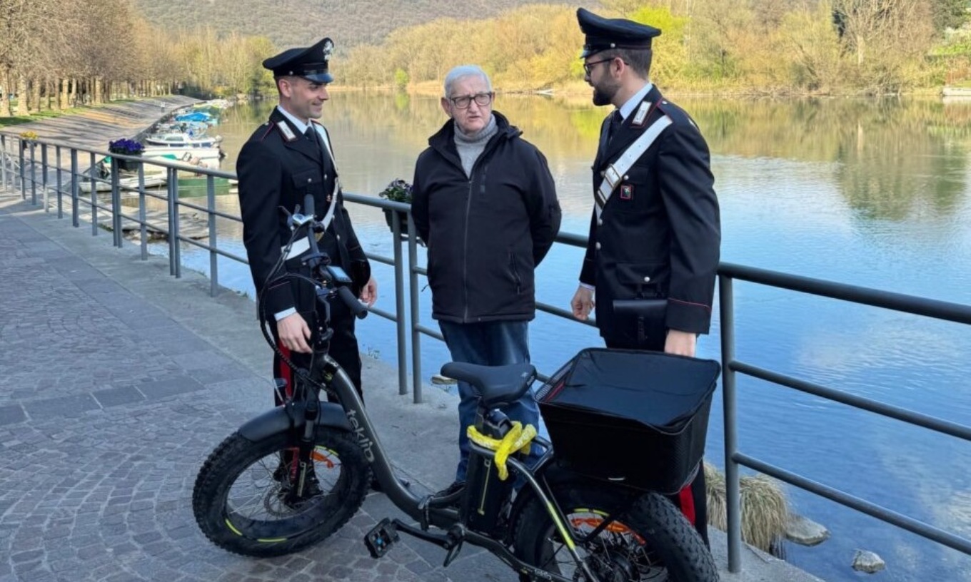 Un anziano riabbraccia la sua bici grazie ai carabinieri