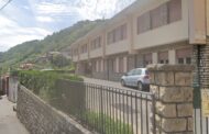 Nudo davanti alla finestra che dà sulla scuola