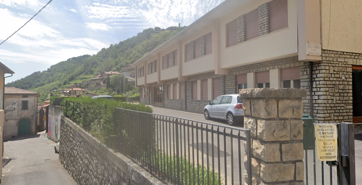 Nudo davanti alla finestra che dà sulla scuola