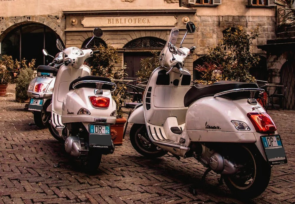 Tagliate le selle di quattro Vespa in Città Alta