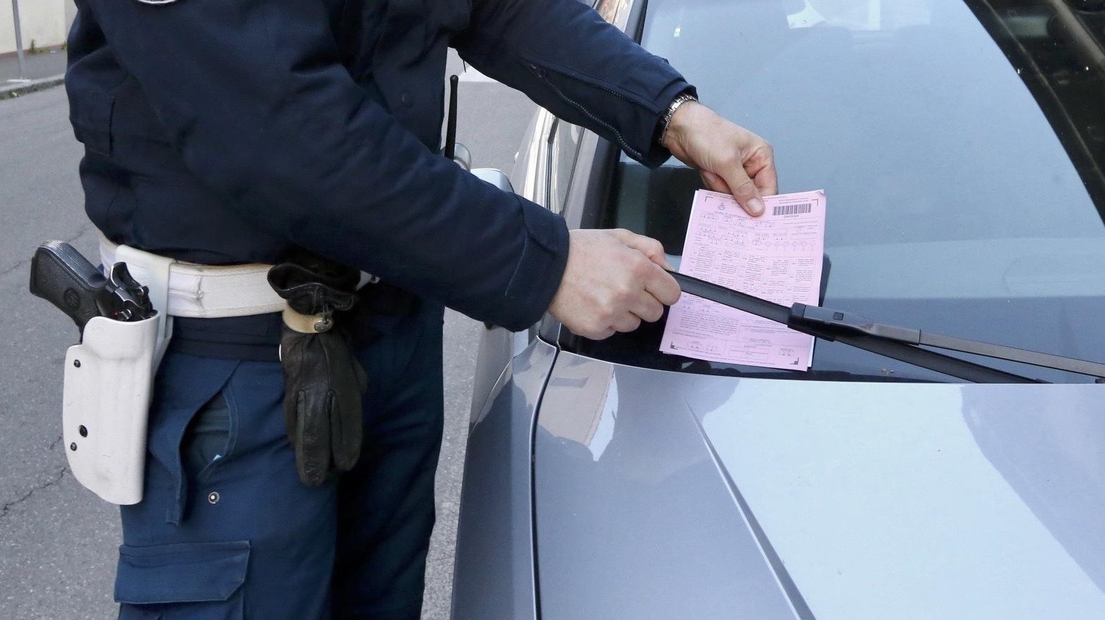 Addio ai blocchetti cartacei: a Bergamo le multe sono digitali