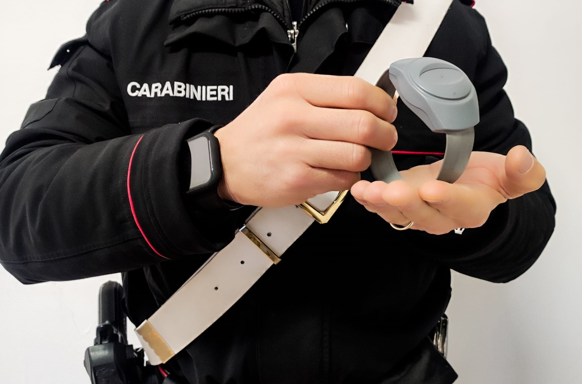 Taglia il braccialetto elettronico e torna a minacciare la ex