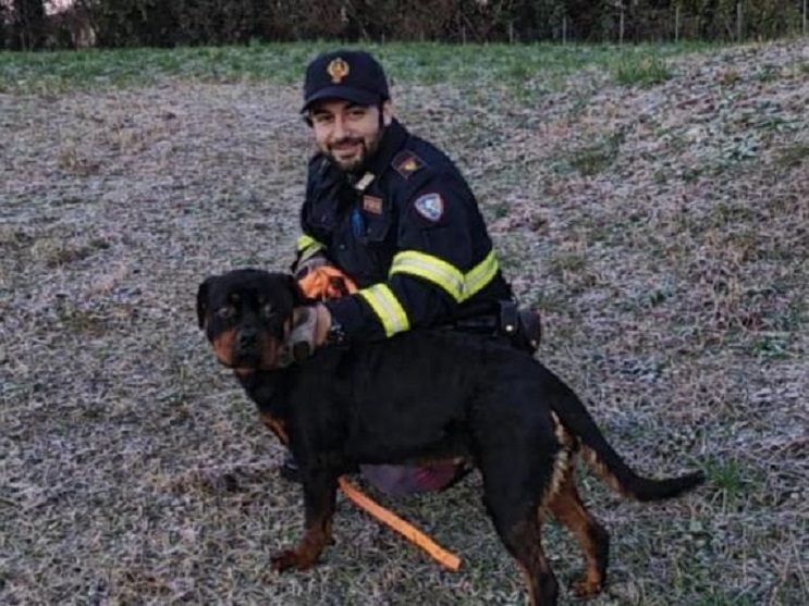 I poliziotti della Stradale salvano un Rottweiler smarrito