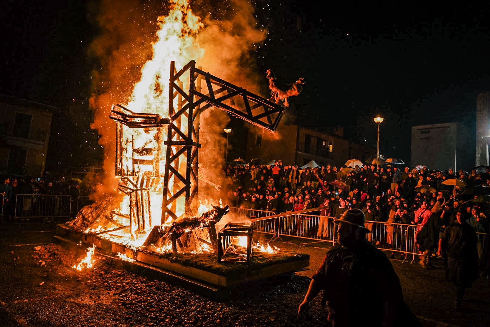 Scasada del Zenerù, torna il fuoco che scaccia l’inverno