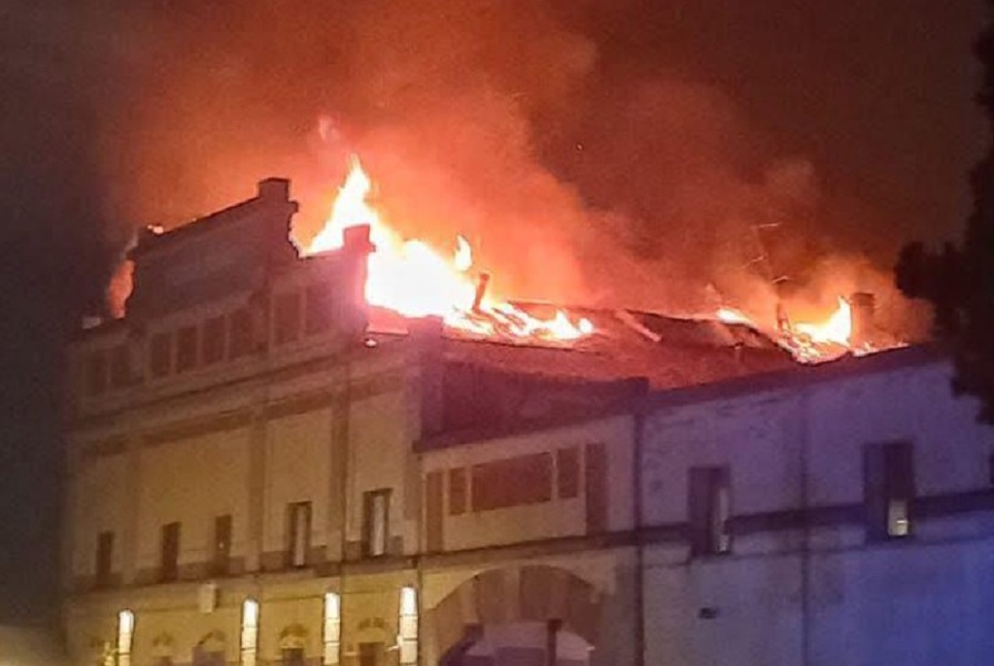 Maxi incendio nell’ex Montecatini: famiglie evacuate