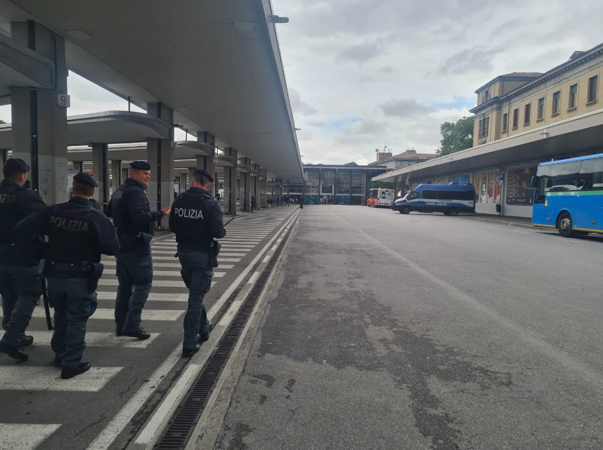 Tre quindicenni minacciati e rapinati in centro città
